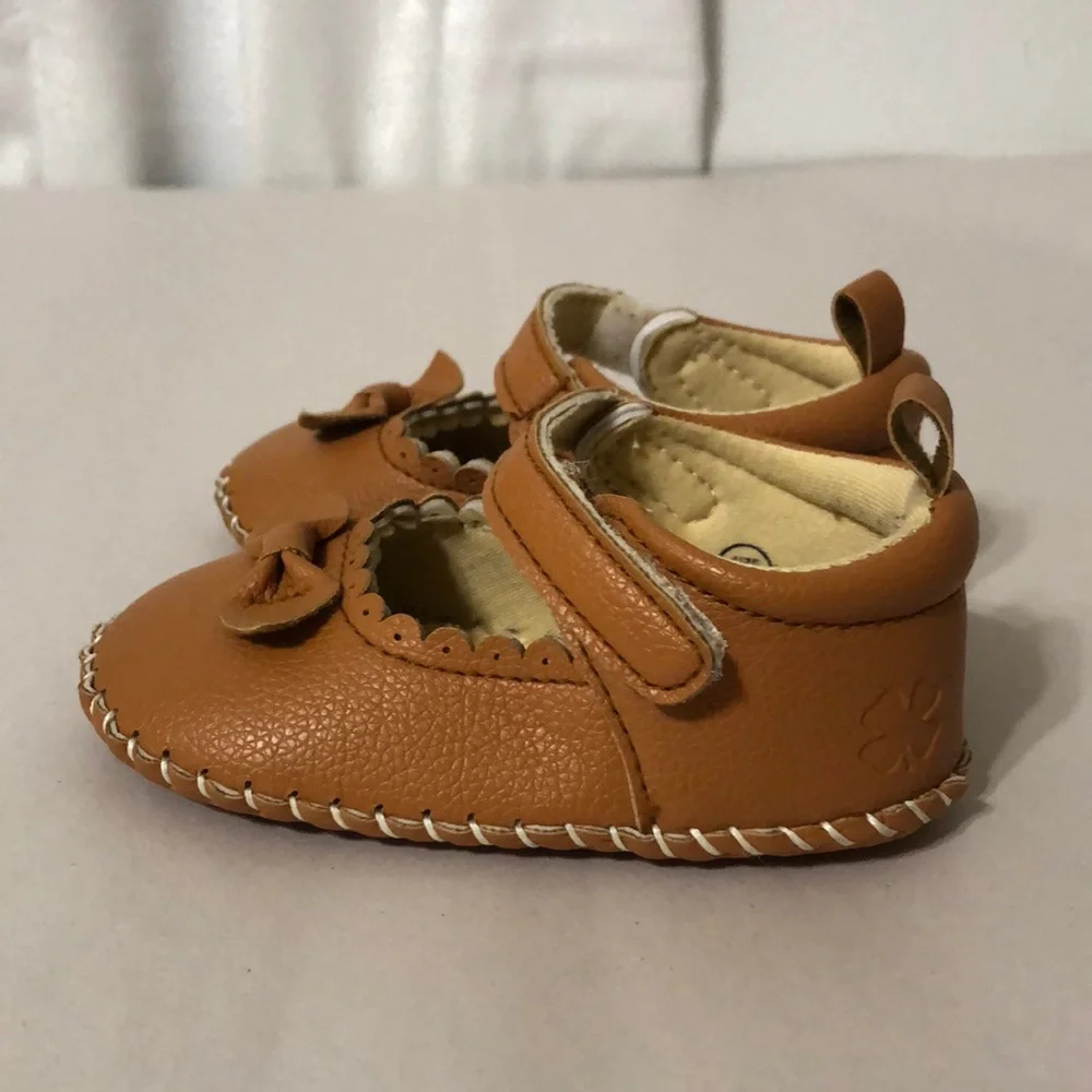 Lucky Brand Tan Velcro Bow Crib Dress Shoes size 4